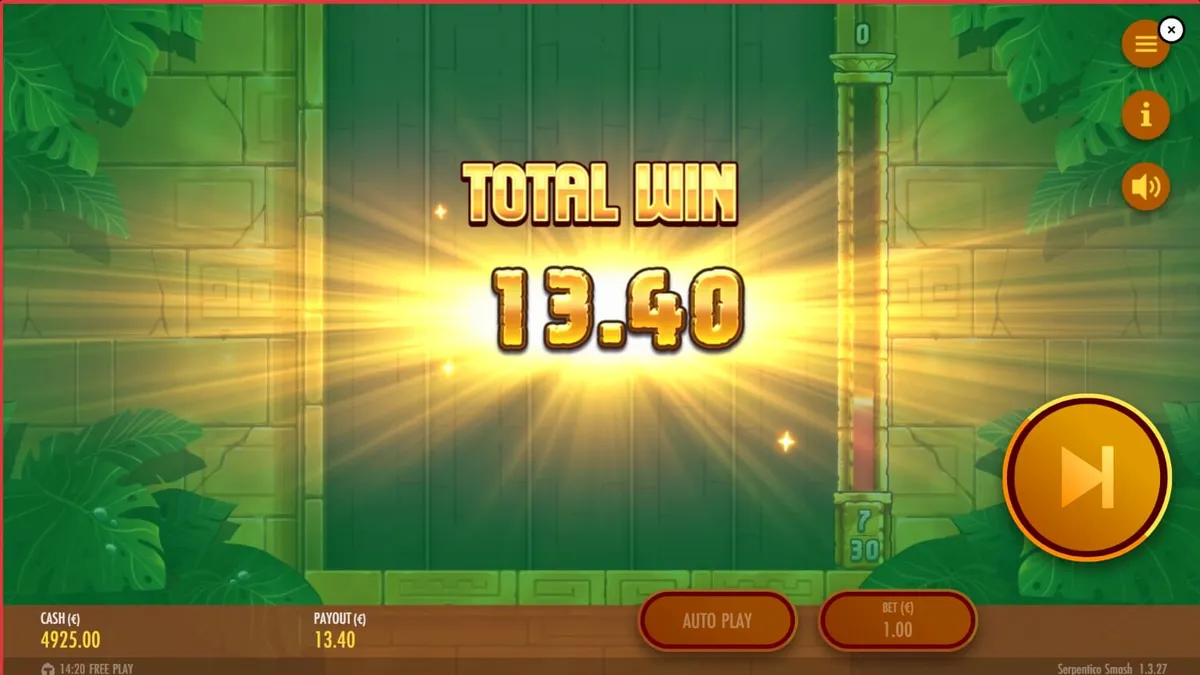 Pemandangan hutan Aztec yang rimbun dengan elemen batu kuno dan simbol ular dalam slot Serpentico Smash.